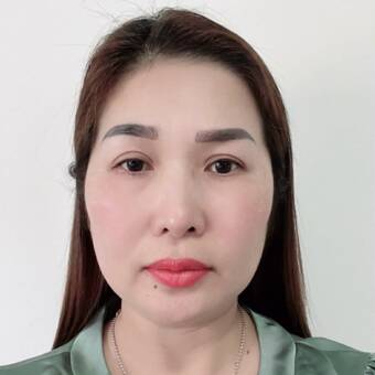 Anna, nail technician at HiQ Nails & Spa